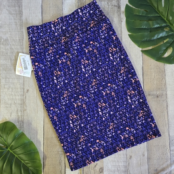 LULAROE | Cassie Pencil Skirt in Purple Triangles sz XS - Picture 4 of 7